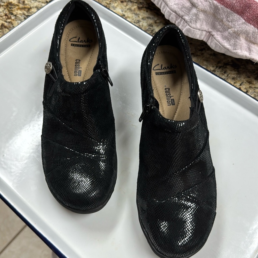 Clarks Shoes Black Leather Shiny Shimmer Lizard Print Cushion Slip On Shoes Sz 9